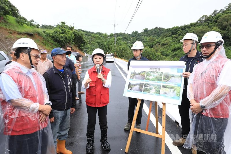 台中連日降雨，台中市長盧秀燕（左3）27日取消外縣市行程，視察霧峰暗坑巷復建工程。中央社記者趙麗妍攝 115年6月27日