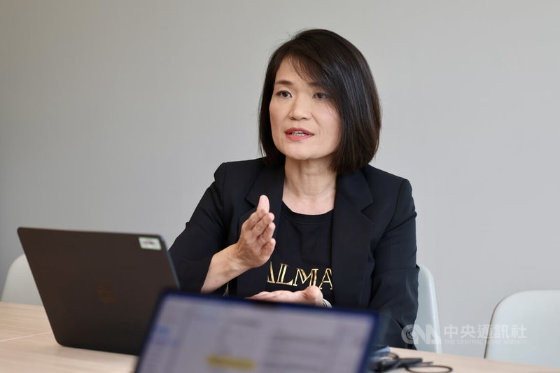 LINE台灣入口與內容事業群總經理張景雯接受中央社專訪表示，LINE社群具備「公開」與「匿名」特性，與私人話題為主的傳統LINE聊天室不同。中央社記者王飛華攝　115年6月27日