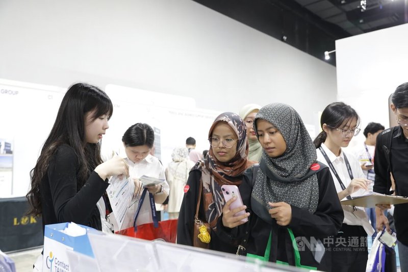 2026年馬來西亞國家職涯博覽會27日登場，台灣21家企業組團參展，不少參觀的大馬求職者和年輕世代關注台灣的高科技與半導體產業，關注詢問相關職缺。中央社記者黃自強吉隆坡攝　115年6月27日