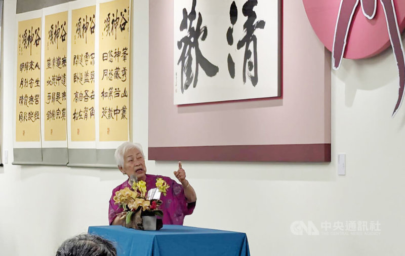 「揮毫奶奶謝季芸88書法個展」開幕式27日下午在台北舉行，書法家謝季芸（圖）分享題字「朗月清歡」就有如她人生體悟。中央社記者王寶兒攝　115年6月27日