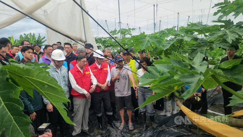 行政院長卓榮泰（前左2）27日到高雄市美濃區勘查木瓜豪雨災損情形，並傾聽在地農友心聲，他表示，中央與地方將全力協助農民復耕，絕對不會放棄「從簡、從優、從速」原則。中央社記者洪學廣攝　115年6月27日