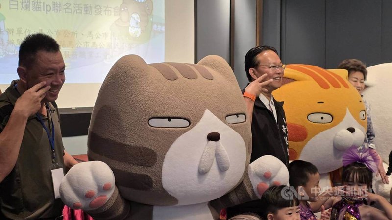 2026金色雙島藝術祭7月登場，今年邀請台灣原創IP「白爛貓」參與，澎湖縣馬公市長黃健忠（左2）27日出席記者會表示，虎井嶼與桶盤嶼擁有得天獨厚的自然景觀與人文底蘊，值得被更多人認識。中央社　115年6月27日