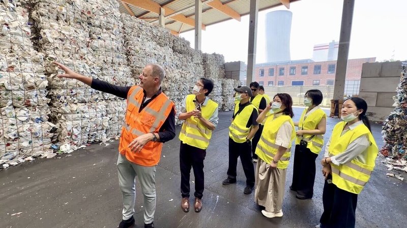 嘉義市長黃敏惠（前右2）26日率團參訪德國最大廢棄物管理與資源循環企業瑞曼迪斯（REMONDIS）Lippewerk循環經濟園區，由園區人員介紹運作情況。（嘉義市政府提供）中央社記者黃國芳傳真　115年6月27日