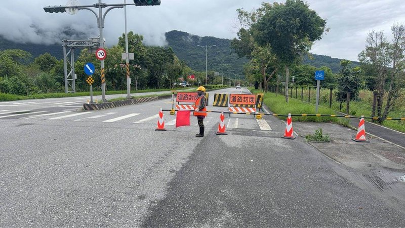 花蓮萬里溪堰塞湖紅色警戒27日中午12時發布，可能24小時內溢流，下游的台9線萬里溪橋實施預警性封閉。（公路局提供）中央社記者張祈傳真　115年6月27日