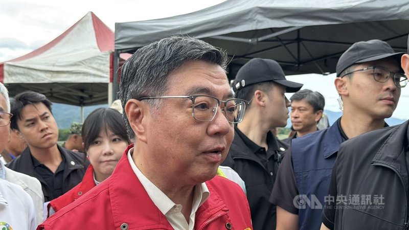 行政院長卓榮泰（前中）27日至屏東視察近日豪雨造成淹水情形與關心水利工程等，並針對行政院政務委員、經貿談判辦公室總談判代表楊珍妮涉職場霸凌案，說明行政院立場。中央社記者李卉婷攝　115年6月27日