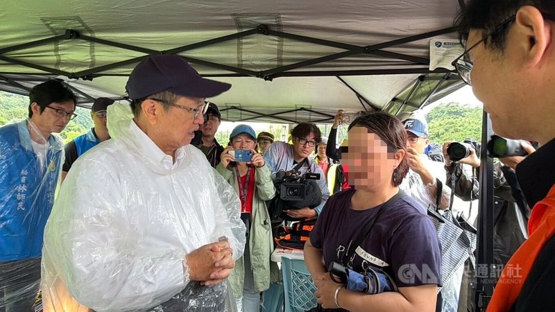 受豪雨影響，新竹縣各地路段等處有淹水等災情，釀2死1失聯。縣長楊文科（前左）27日上午勘災，先後到新豐鄉、新埔鎮關懷失聯者家屬，允諾全力尋人。中央社記者魯鋼駿攝　115年6月27日