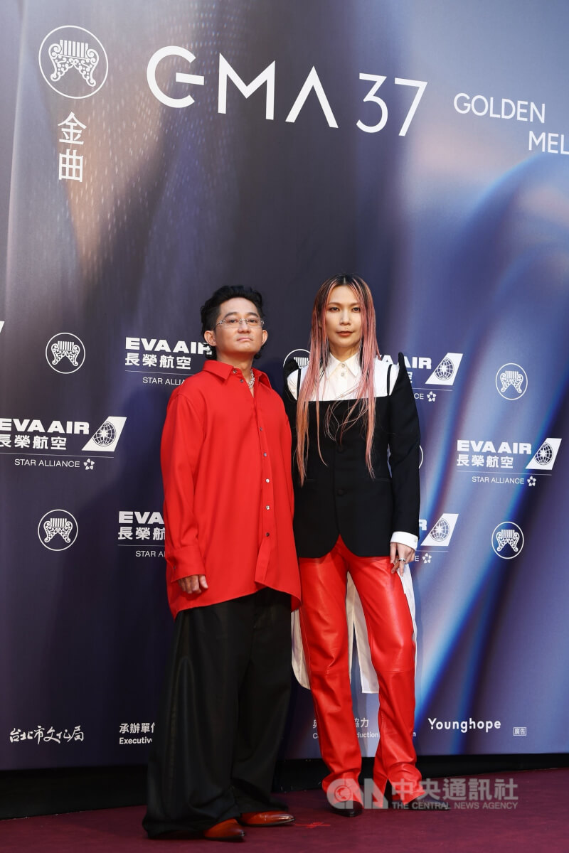 樂團Tizzy Bac將角逐本屆最佳樂團獎，典禮前開心走紅毯。中央社記者王騰毅攝　115年6月27日