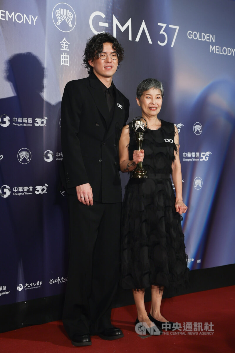 已故編曲人屠穎榮獲第37屆金曲獎特別貢獻獎，27日晚間由屠穎太太（右）與兒子屠衡（左）代為接受獎座，並哽咽感謝屠穎曾合作過的音樂人、工作人員和歌迷。中央社記者王騰毅攝　115年6月27日