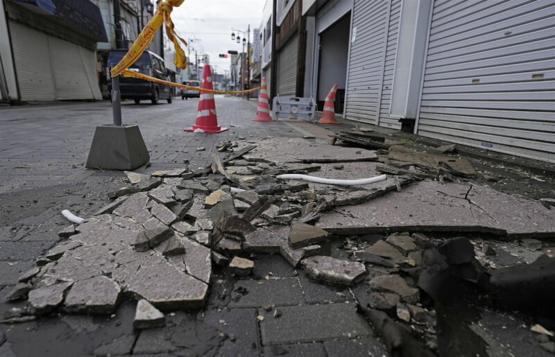 日本山梨縣26日晚發生規模5.6地震，造成建築物牆壁掉落災情。（共同社）