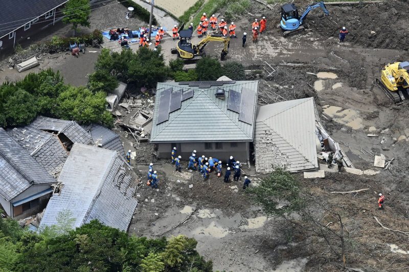 日本受到雙颱及梅雨影響，多地傳出淹水災情。山口縣平生町26日發生土石流，警消人員隨後抵現場救援。（共同社）