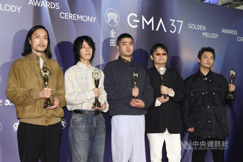第37屆金曲獎27日晚間在台北盛大頒獎，備受矚目的最佳樂團獎由落日飛車獲獎，主唱曾國宏（國國）（右2）致詞時分享玩團心情，也感性表示盼透過音樂為世界帶來更多溫柔。中央社記者王騰毅攝　115年6月27日