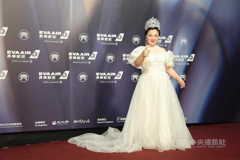 資深歌手白冰冰頭戴皇冠搭配白紗禮服盛裝亮相，展現十足女王氣勢。中央社記者張新偉攝　115年6月27日