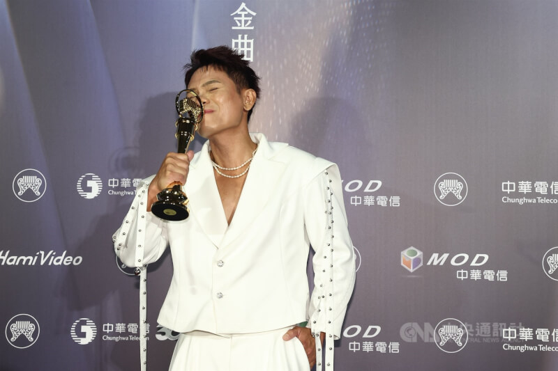 第37屆金曲獎27日晚間在台北盛大頒獎，歌手舒米恩（圖）以作品「Mikerid 引路」榮獲本屆最佳原住民語歌手獎，在後台開心親吻獎座。中央社記者王騰毅攝　115年6月27日