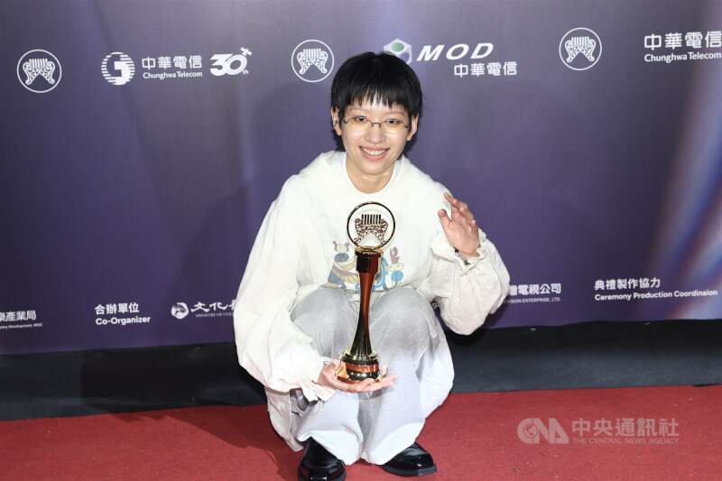 第37屆金曲獎27日晚間在台北盛大頒獎，歌手陳嫺靜（圖）勇奪最佳新人獎，在表演結束後到後台受訪分享獲獎心情，蹲下身體捧著獎座開心留影。中央社記者王騰毅攝　115年6月27日