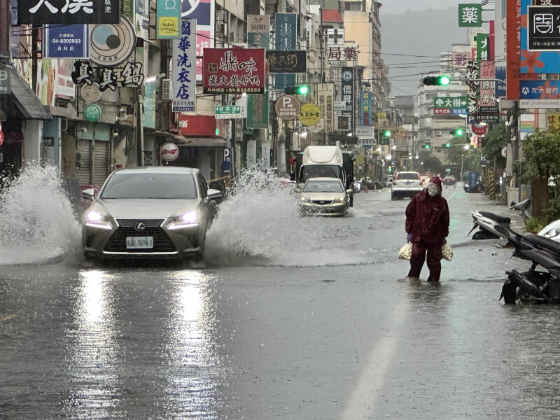 受鋒面及西南風影響，彰化縣深夜持續降豪雨，多處出現積淹水情形，其中員林市大同路二段部分路段水深及小腿，民眾27日一早涉水通過。中央社記者鄭維真攝 115年6月27日