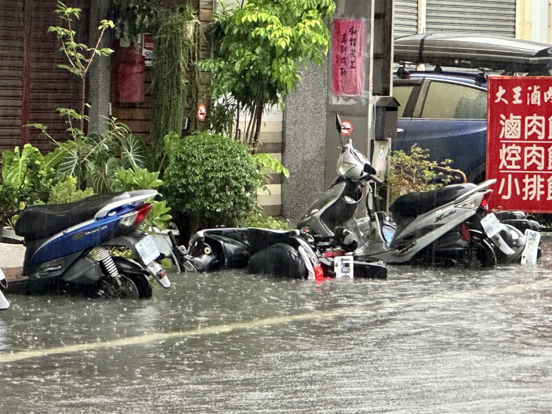 彰化縣持續降豪雨，員林市27日部分區域積淹水，停放路旁的機車倒臥積水中。中央社記者鄭維真攝 115年6月27日