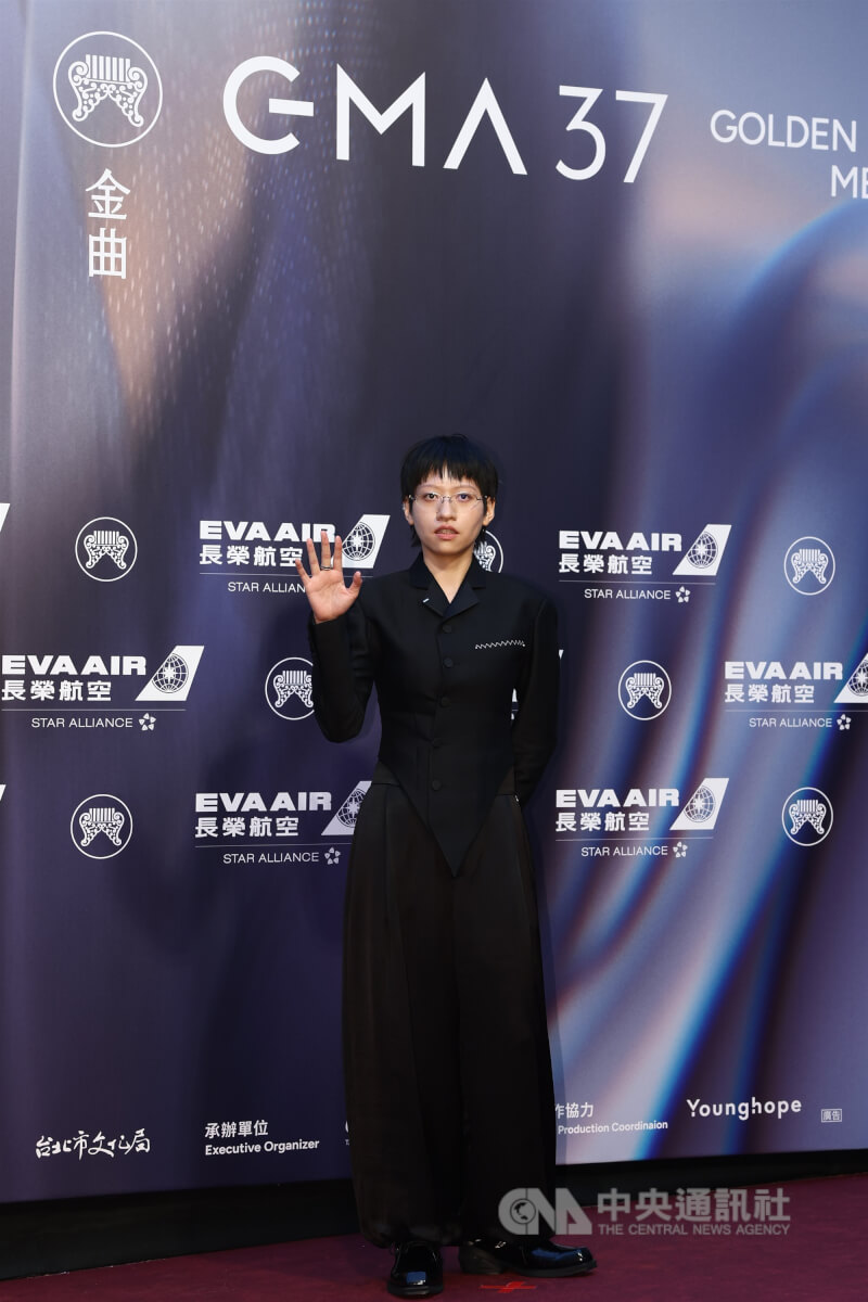 將角逐最佳華語女歌手的陳嫺靜選擇以全黑褲裝的中性造型亮相紅毯。中央社記者王騰毅攝　115年6月27日
