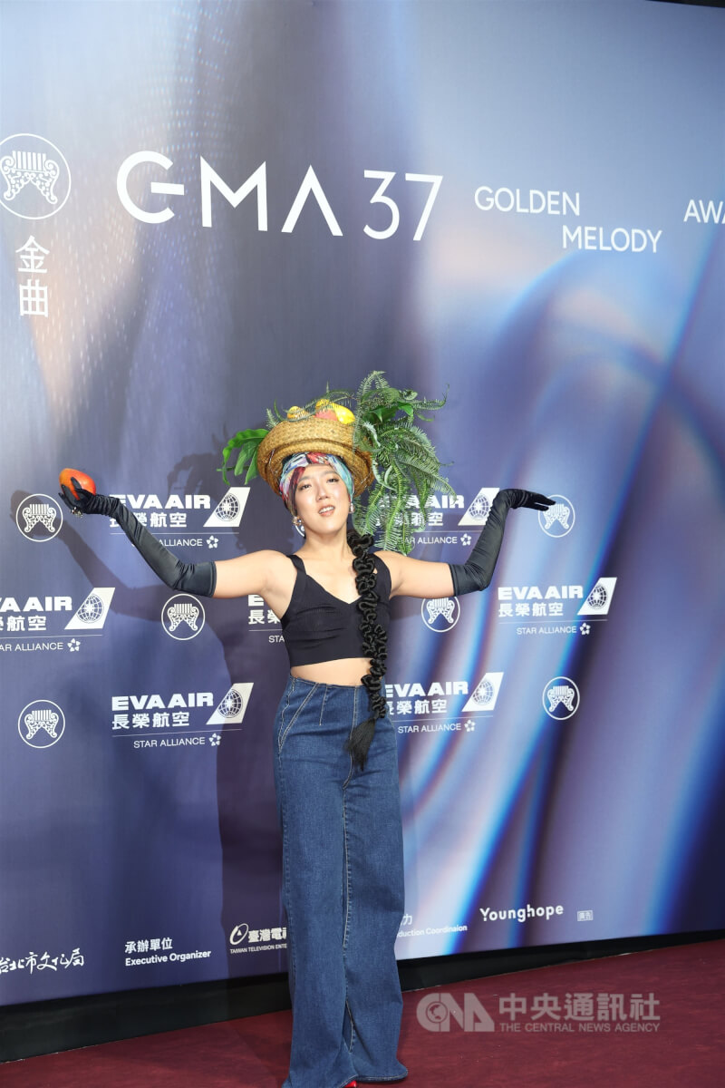 上屆台語歌后李竺芯今年頭頂水果籃逗趣亮相紅毯，吸睛全場。中央社記者張新偉攝　115年6月27日