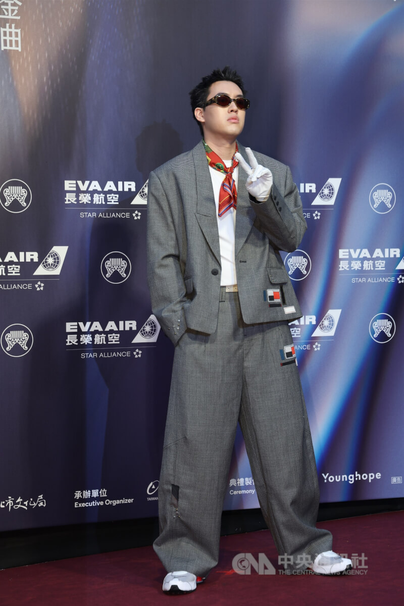 饒舌歌手Gummy B將角逐最佳華語男歌手、最佳作詞人等大獎，典禮前開心登上紅毯。中央社記者張新偉攝　115年6月27日