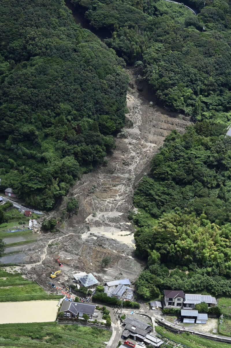 日本山口縣平生町小郡地區住家27日遭土石流侵襲，3人送醫、1人失聯。（共同社）