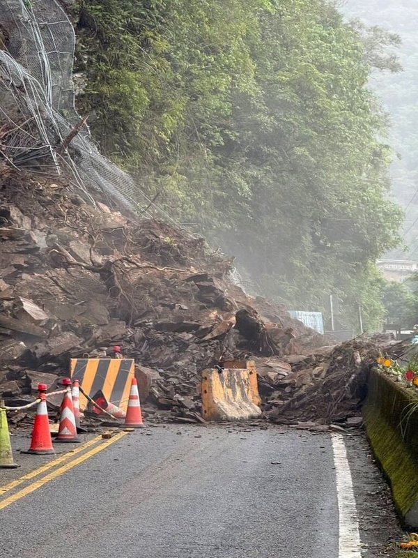 宜蘭縣南澳鄉金洋村唯一聯外道路宜57線疑受連日大雨影響，27日發生嚴重坍方阻斷，金洋村約260戶成孤島。縣府預定傍晚搶通。（宜蘭縣政府提供）中央社記者沈如峰宜蘭縣傳真　115年6月27日