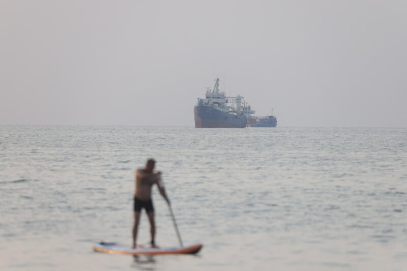 圖為荷莫茲海峽上船隻。（Amirhosein Khorgooi/ISNA/via WANA via 路透社）