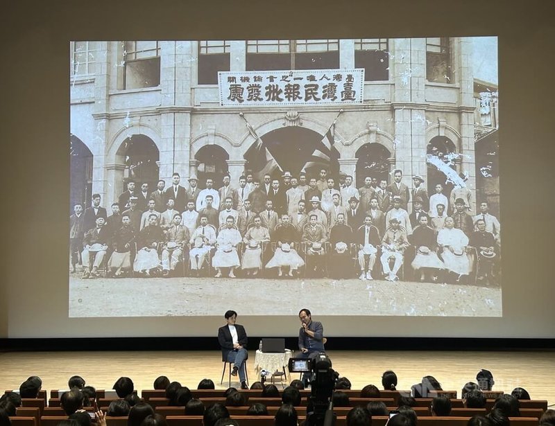 作家楊双子（後左）27日在台北與作家朱宥勳（後右）以「他們沒在寫小說的時候」為題對談，針對作家在創作之餘仍投入公民行動實踐，進而成為「台灣文學」的必要元素，提出觀察與分析。中央社記者邱祖胤攝　115年6月27日
