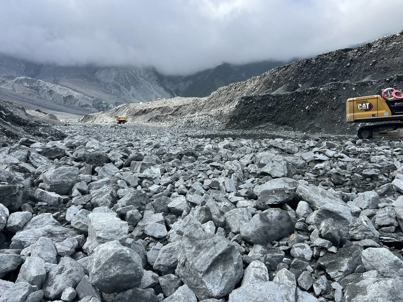 林保署委託民間團隊進入馬太鞍溪堰塞湖區執行防減災工程，近日山區連續豪大雨，造成河道多處巨石崩落及土石流，溪床便道亦遭沖毀。（林業及自然保育署花蓮分署提供）中央社記者李先鳳傳真　115年6月28日