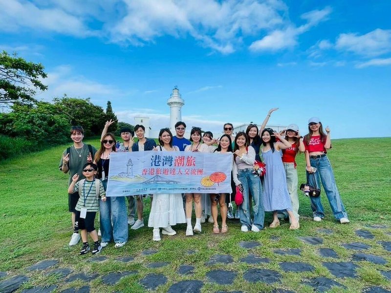 為推廣台港觀光交流與南台灣旅遊，策進會委託中華民國全國商業總會於22日至27日舉辦「港灣潮旅－香港旅遊達人交流團」，邀集15位香港網紅來台。圖為團員體驗墾丁碧海藍天。（策進會提供）中央社記者呂佳蓉傳真 115年6月28日