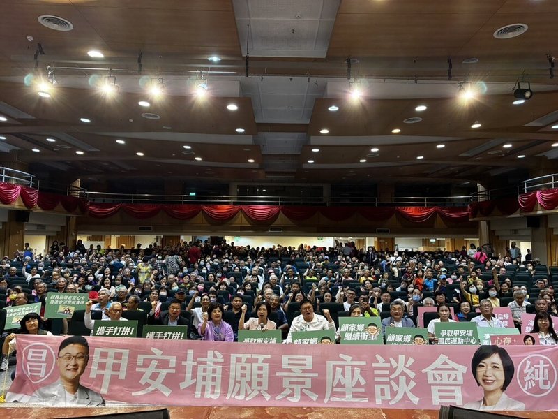 民進黨台中市長參選人何欣純（前左5）28日在台中海線舉辦「甲安埔願景座談會」，民進黨立法院黨團總召蔡其昌（前右4）、衛福部次長呂建德（前左3）、黨籍台中市議員施志昌（前左6）等人出席。（施志昌辦公室提供）中央社記者蘇木春傳真　115年6月28日