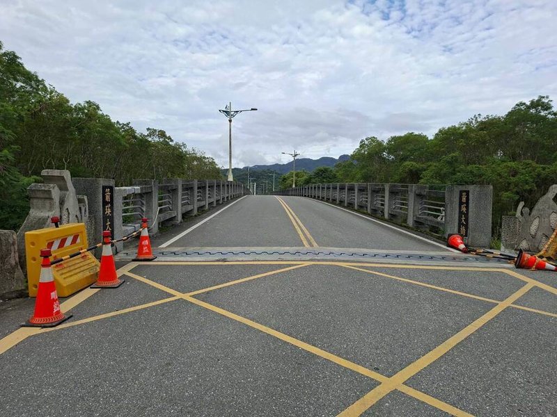 花蓮萬里溪堰塞湖28日下午降為黃色警戒，台9線萬里溪橋恢復正常通行，箭瑛大橋（圖）、西寶大橋也開放通行。（花蓮縣政府提供）中央社記者李先鳳傳真　115年6月28日