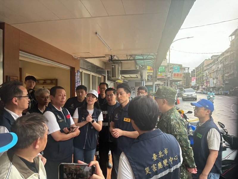 台北市長蔣萬安（中右）28日前往內湖區金龍里辦公室視察豪雨因應情形，並於受訪時表示，這次抽水機預抽啟動，不只內湖，士林及北投幾處積水也已消退。（台北市政府提供）中央社記者楊淑閔傳真　115年6月28日