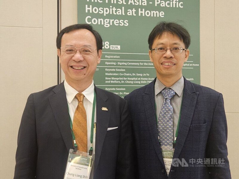 衛福部長石崇良（左）說，台灣在宅醫療學會所期待的居家醫療服務占比達3%，甚至超過3%，是未來必然的發展趨勢，居家醫療帶動保單革新，將加速新型商業保險發展。 中央社記者陳婕翎攝 115年6月28日