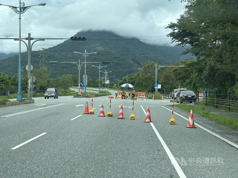 花蓮縣政府28日發布快訊表示，萬里溪堰塞湖持續紅色警戒，台9線萬里溪橋封閉管制，僅留1車道管制通行；台鐵目前尚未停駛，但請留意最新資訊。中央社記者李先鳳攝　115年6月28日