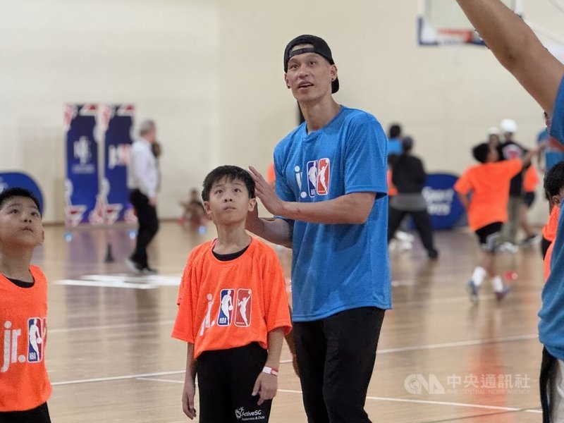 NBA未來之星邀請賽本週在新加坡登場，台裔球星林書豪28日到場與年輕球員互動。中央社記者吳昇鴻新加坡攝 115年6月28日