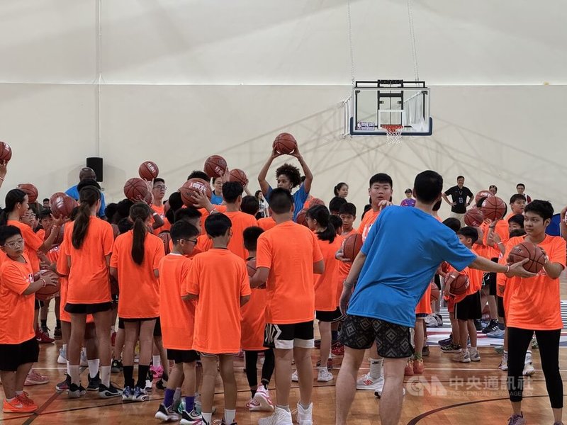 NBA未來之星邀請賽本週在新加坡登場，相關活動吸引年輕球員與粉絲參與。中央社記者吳昇鴻新加坡攝 115年6月28日