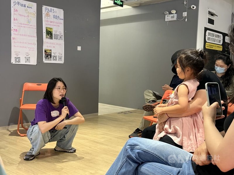 兒童社區營造的工作者、PARS遊戲工作師川川在講座中蹲下回答小朋友的提問。中央社記者廖文綺上海攝　115年6月28日
