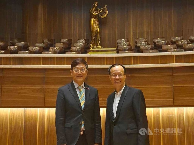駐印尼副代表林信任（左）當晚到場聆賞，讚揚陳瑞斌（右）的鋼琴演出透過音樂建立民間連結，對台灣與印尼的文化交流帶來重要價值。中央社記者羅薇佳雅加達攝 115年6月28日