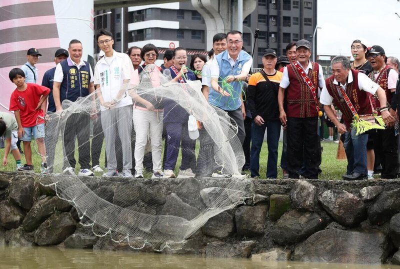 國民黨新北市長參選人李四川（前右4）28日到三重區原住民族主題園區出席新北市原住民族捕魚祭，參與撒網捕魚儀式，強調已提出4大原力政見，盼打造更友善、多元共融的新北市。（李四川競辦提供）中央社記者王鴻國傳真　115年6月28日