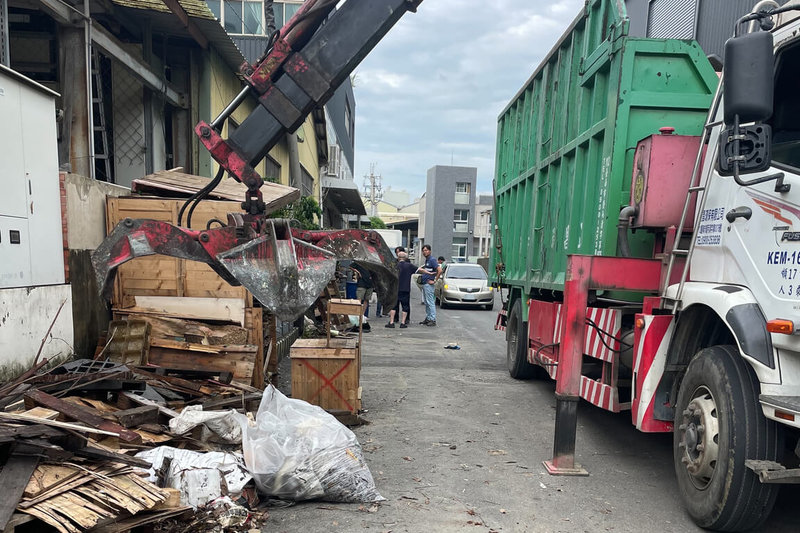 台南部分地區因強降雨導致積淹水，環保局連日加強淹水區域清理，28日再出勤4輛抓斗車及2輛垃圾車，共清運16車次，累計清運約162公噸廢棄物。（台南市環保局提供）中央社記者楊思瑞台南傳真　115年6月28日