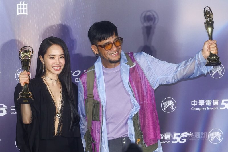 第37屆金曲獎頒獎典禮完美落幕，歌手蔡依林（左）與張震嶽（右）都獲得3獎並列大贏家，2人會後在後台留影。中央社記者王騰毅攝　115年6月28日