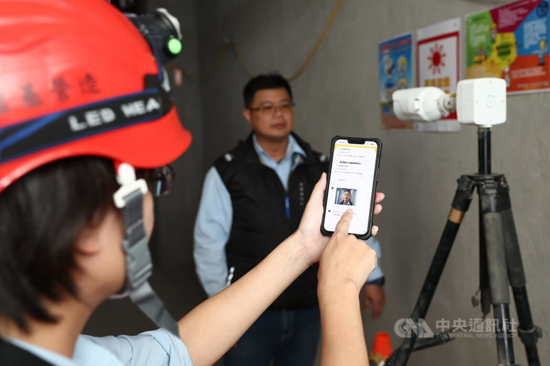 根基營造在施工電梯進出口、樓層轉換處等區域設置AI影像辨識系統，辨別人員是否穿戴工程安全帽等防護裝備，當系統偵測有人員違規，將會廣播並將影像傳至案場社群群組，記錄違規者與時間。中央社記者王騰毅攝　115年6月28日