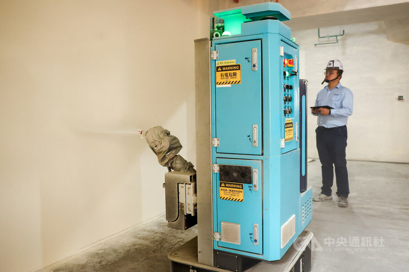 位於台北市萬華區「冠德萬華直興段」新建工程，由根基營造承造，已導入噴漆機器人，結合大量數據與人工智慧（AI），不只能填補人力缺口，更讓現場人員得以與作業區保持距離，降低健康危害。中央社記者王騰毅攝　115年6月28日