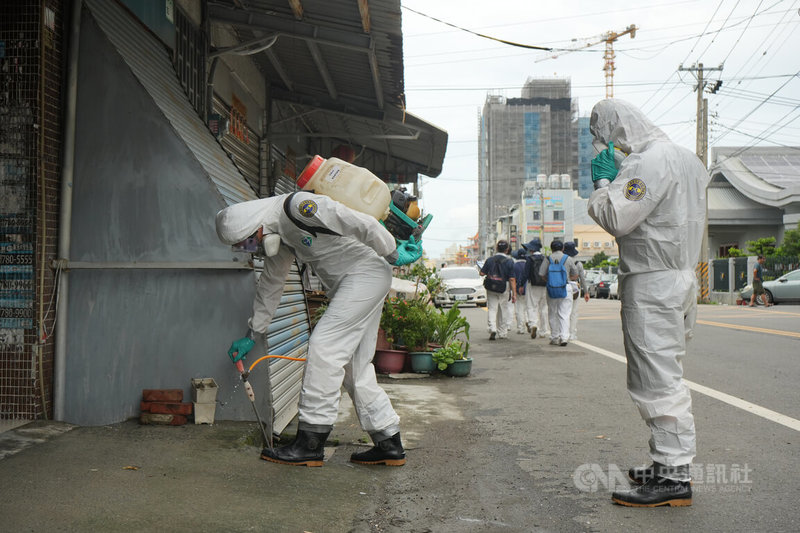 屏東潮州25、26日淹水的富春里經連日清理，泡水家具等大型廢棄物多已完成清運，28日化學兵進場執行街道清消。中央社記者黃郁菁攝　115年6月28日