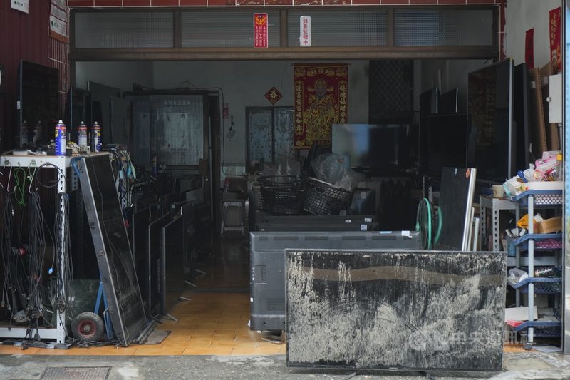 住在屏東潮州鎮扶輪路、光輪路口的陳姓居民，經營中古電視買賣，0625豪雨淹水時不及搶救，價值新台幣數十萬元電視全泡水。中央社記者黃郁菁攝　115年6月28日