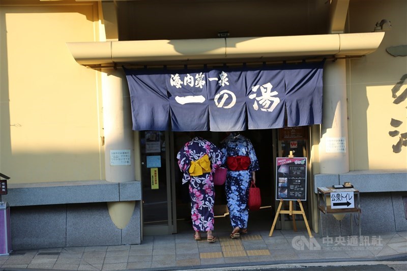圖為日本某處溫泉入口。（中央社檔案照片）