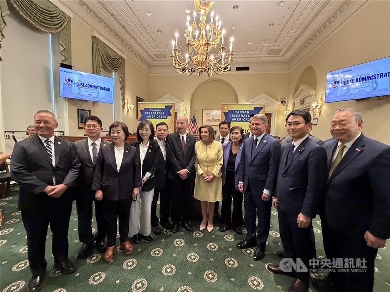 圖為立法院長韓國瑜（左6）率跨黨派立委訪華府，出席酒會和美眾議員交流。（中央社檔案照片）