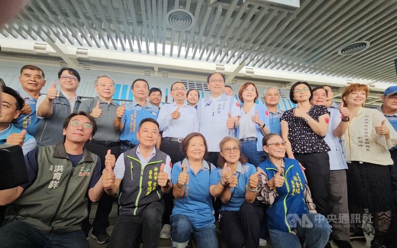 新北捷運三鶯線即將於6月30日通車試營運，新北市長侯友宜（中左5）邀請三峽鶯歌里長等在地人士，試搭客家文化及新北市美術館主題車廂兩大主題彩繪列車。中央社記者王鴻國攝 115年6月28日