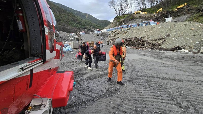 林保署委託民間團隊進入馬太鞍溪堰塞湖區執行防減災工程，近日山區連續豪大雨，考量安全，申請空勤直升機協助，28日上午順利完成全數11名施工人員安全撤離。（空勤總隊花蓮駐地勤務第一大隊提供）中央社記者李先鳳傳真　115年6月28日