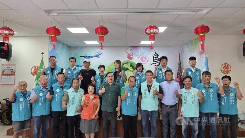 因應年底地方選舉，澎湖縣藍綠參選人陸續底定，民進黨縣長參選人吳淑瑾（前左5）28日參加黨代表大會造勢。中央社  115年6月28日